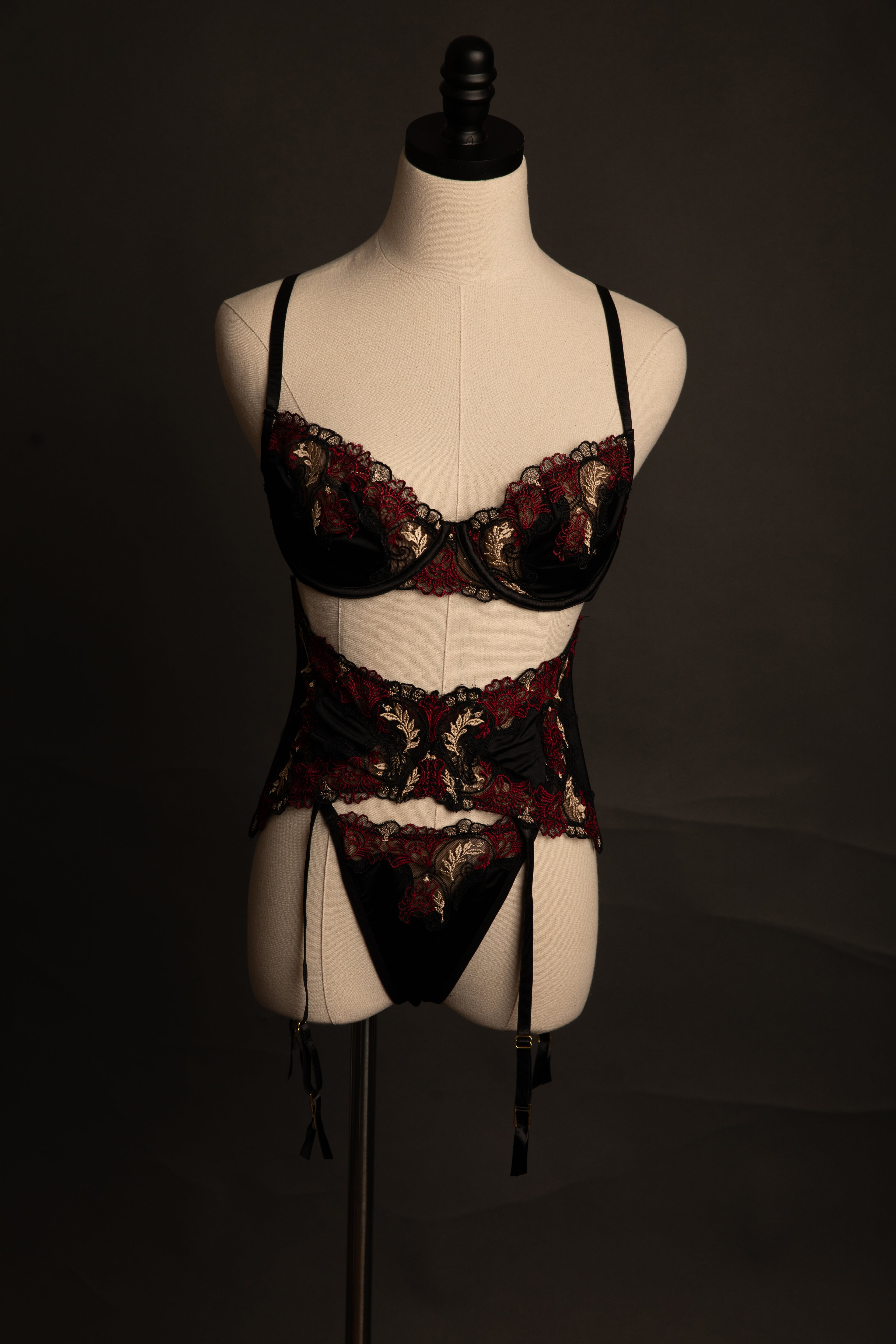 Esmeralda Garter Set in Black