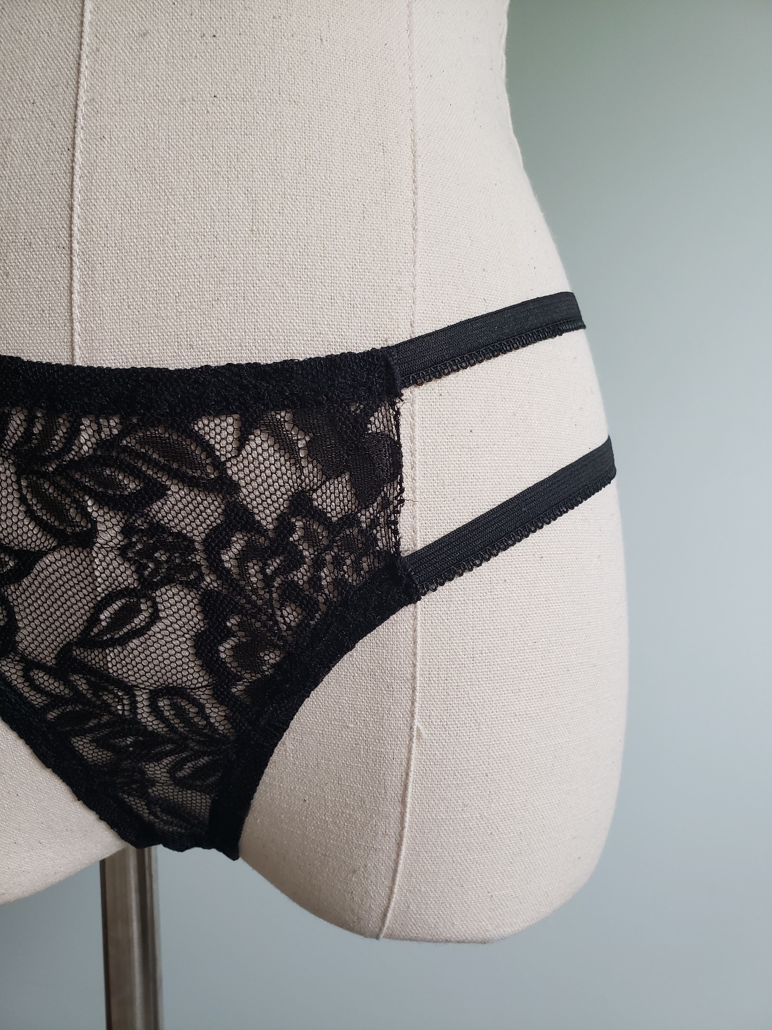 Lace Bandeau and Thong Set in Black image 2